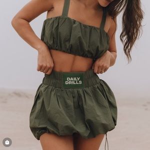 Daily Drills dark green “Lodge” bubble short set NWT and size small